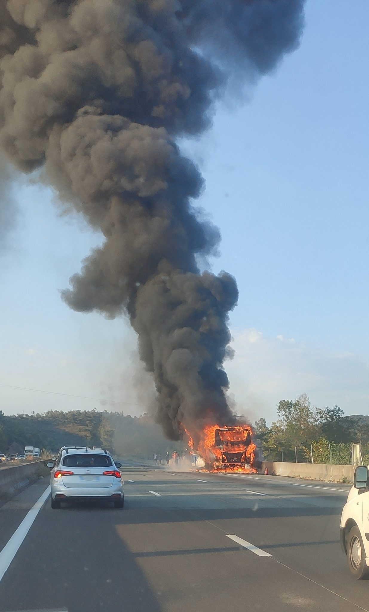 Un bus en feu sur l autoroute A8 Info Matin Toute l actualité en